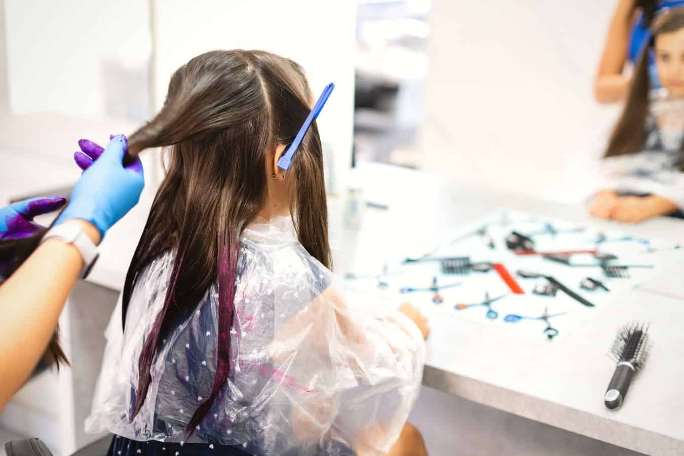 Hoe lang duurt het bleken van je haar in een salon