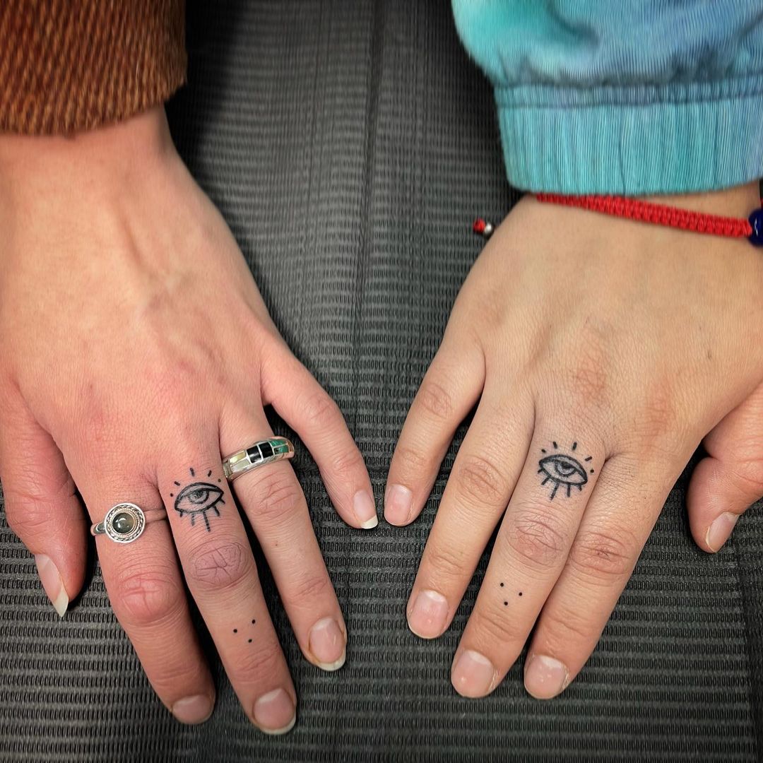 Paar vinger tattoo ontwerpen voor een slanke en elegante look