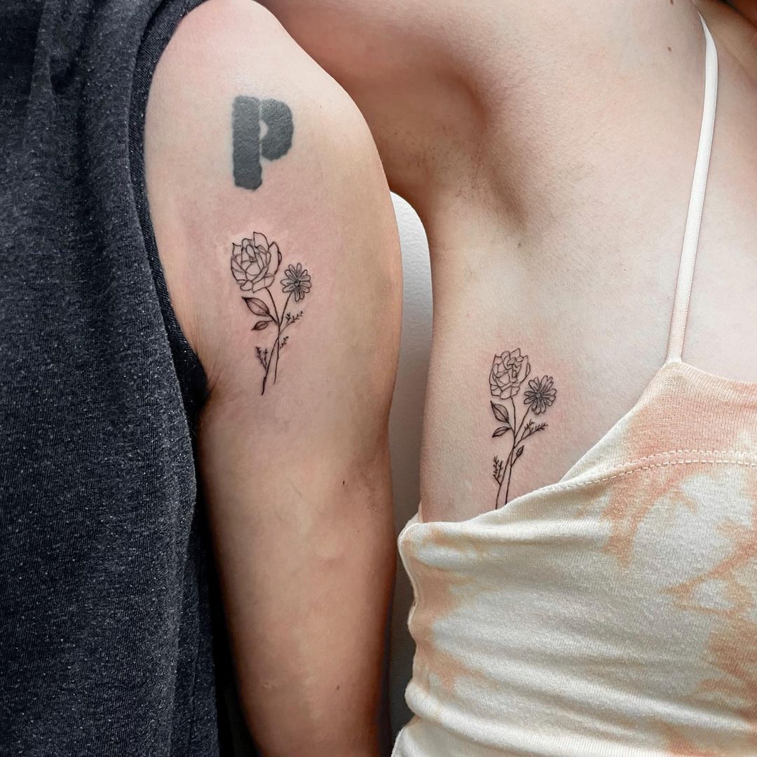 Koppel zijn en haar tattoo-ontwerp dat levenslange verbinding symboliseert