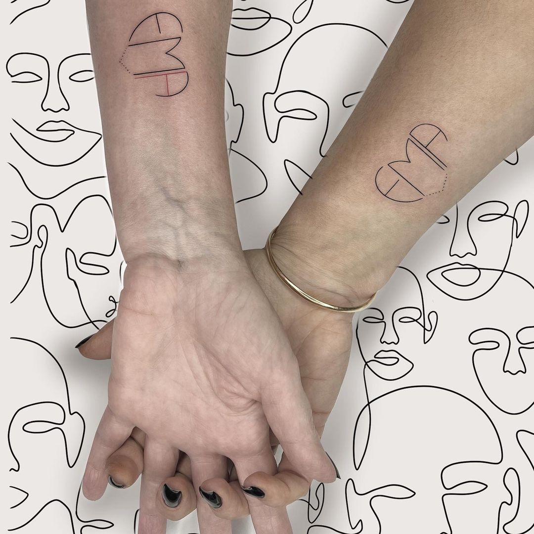 Minimalistisch paar tattoo ontwerp met heldere en strakke lijnen