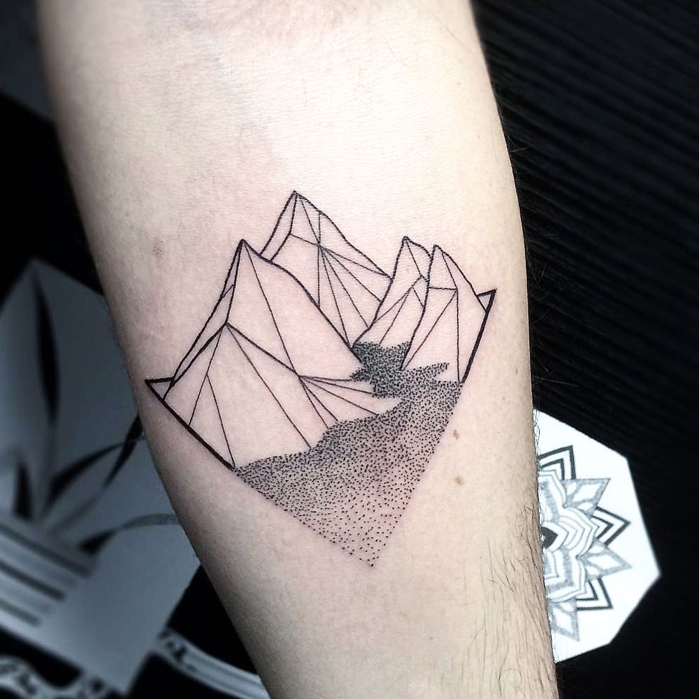 Minimalistische Rocky Mountain Tattoo