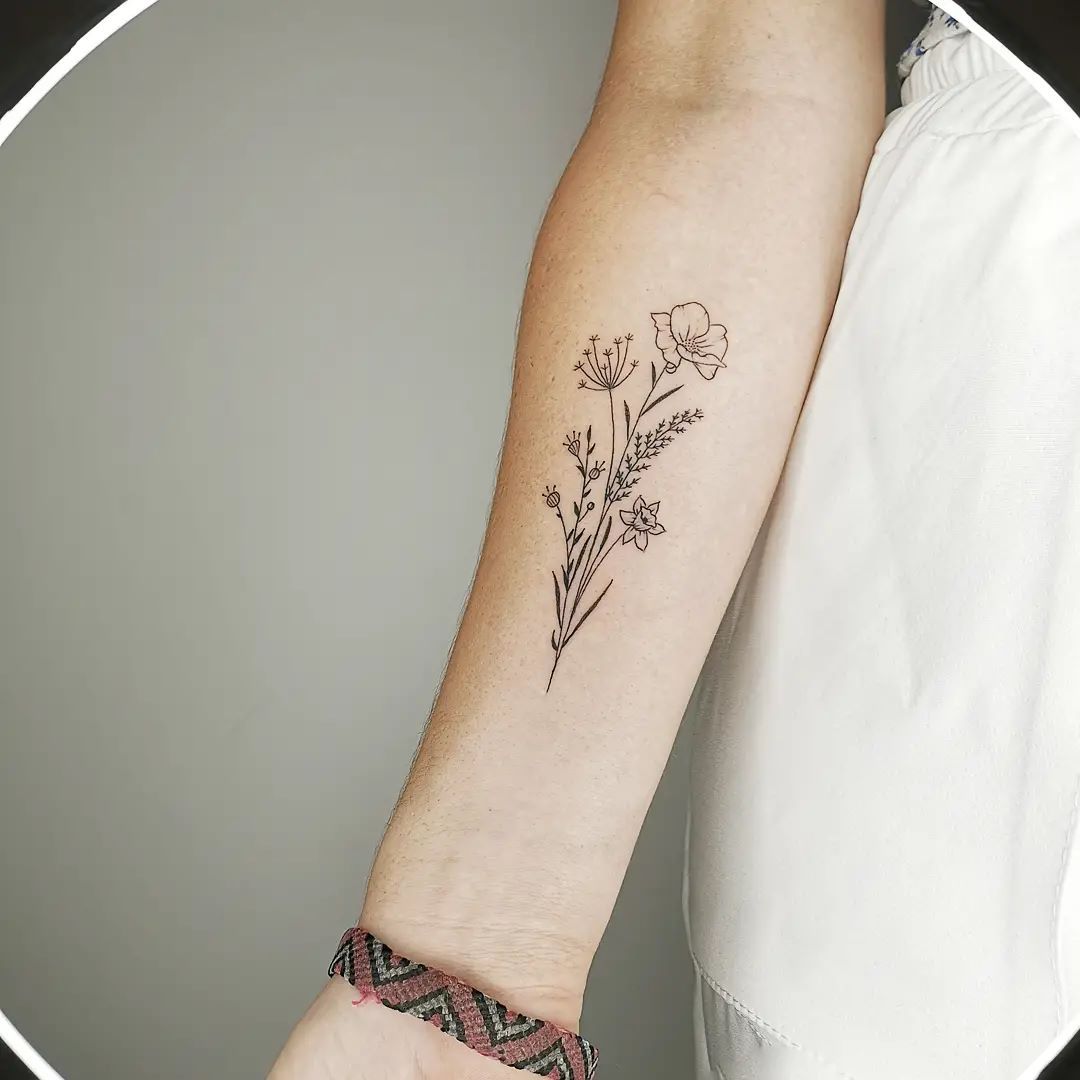 Minimalistische Bloeiende Bloem Tattoo