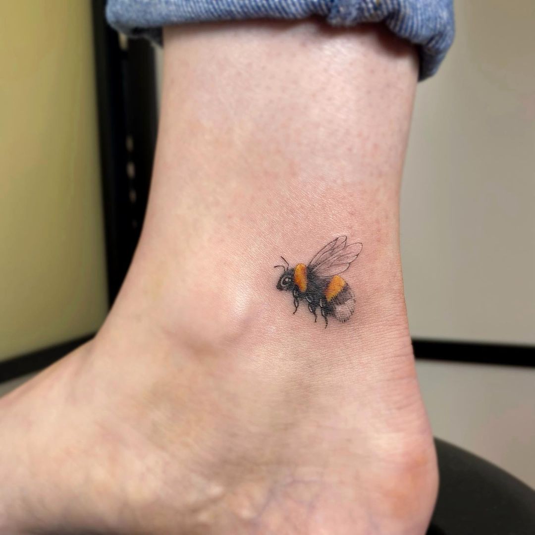 Realistische minimalistische bij tattoo