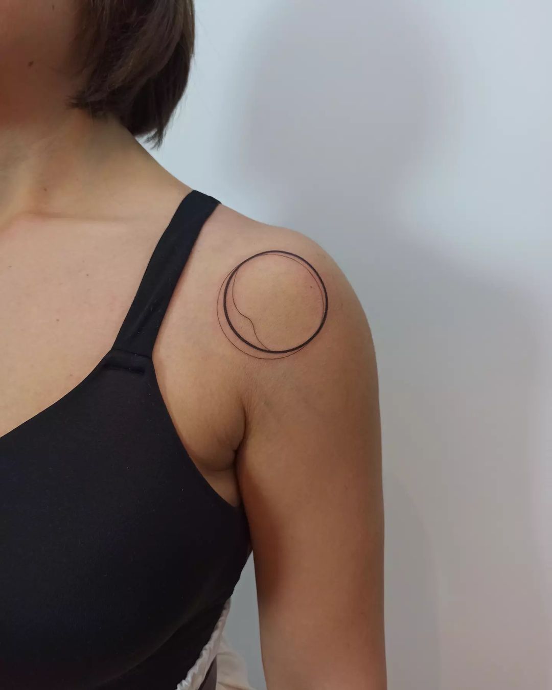 Geometrische en verfijnde minimalistische tatoeage