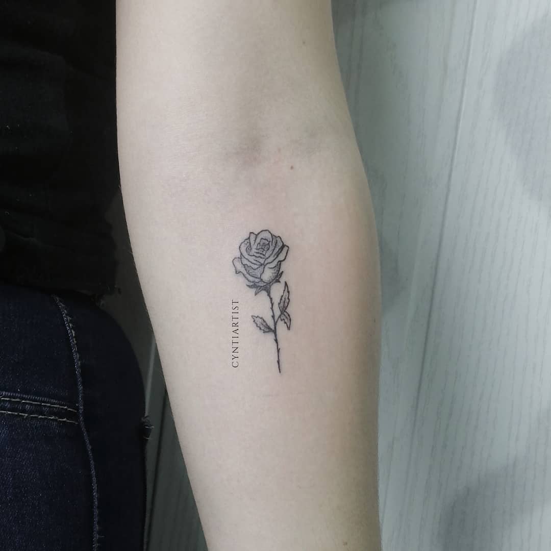 Boeiende minimalistische rose tattoo