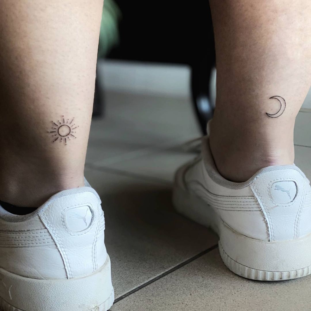 Minimalistische Zon en Maan Tattoo