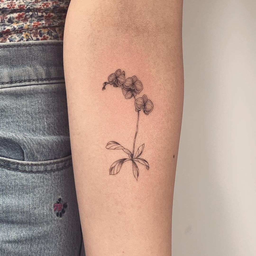 Vrouwelijke minimalistische orchidee tattoo