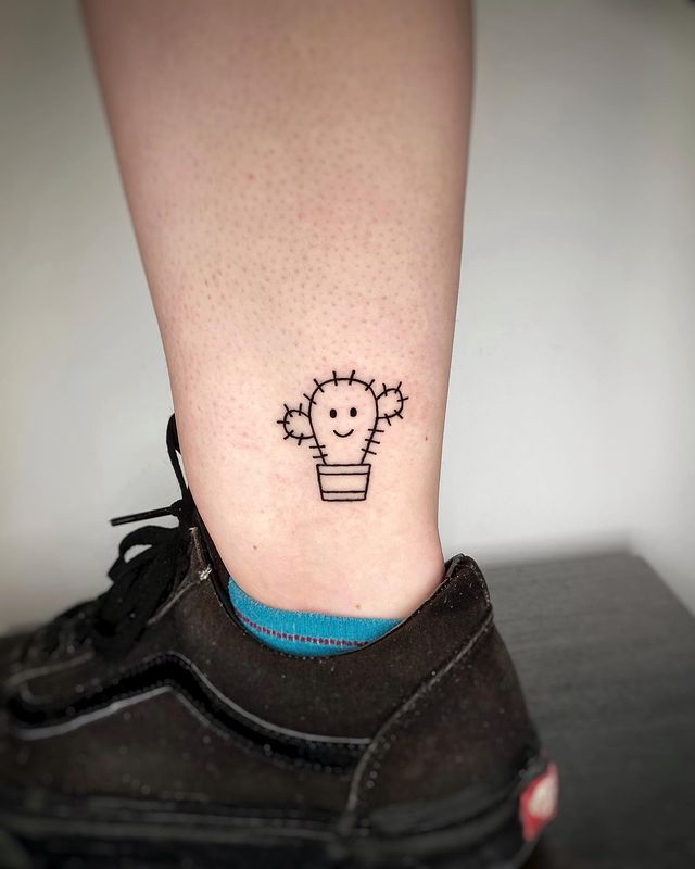 Veerkrachtige minimalistische cactus tattoo