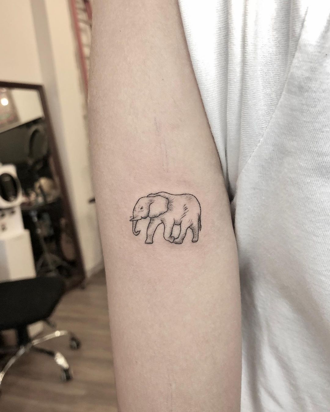 Prachtige minimalistische olifant tattoo