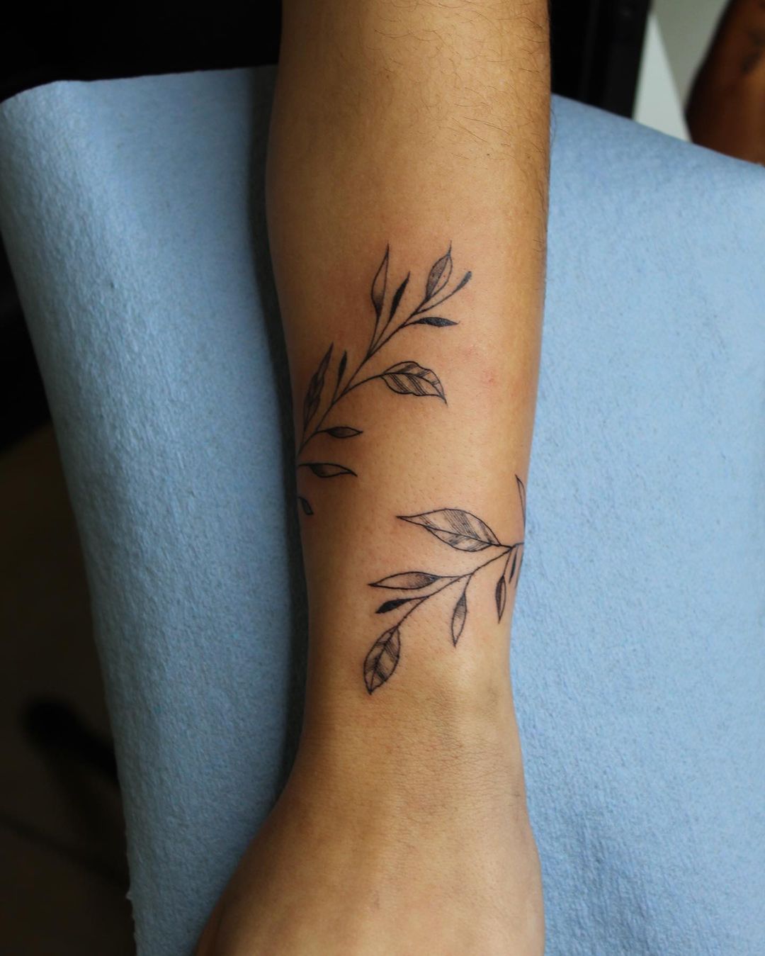 Krachtige minimalistische Vine Tattoo