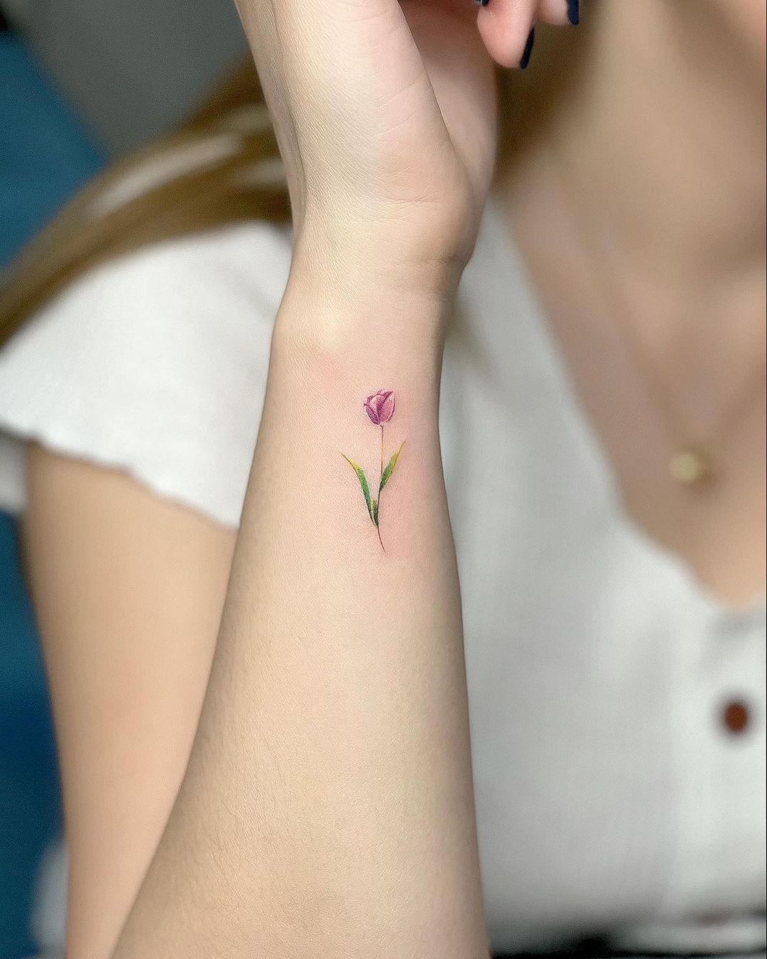 Mooie minimalistische Tulp Tattoo