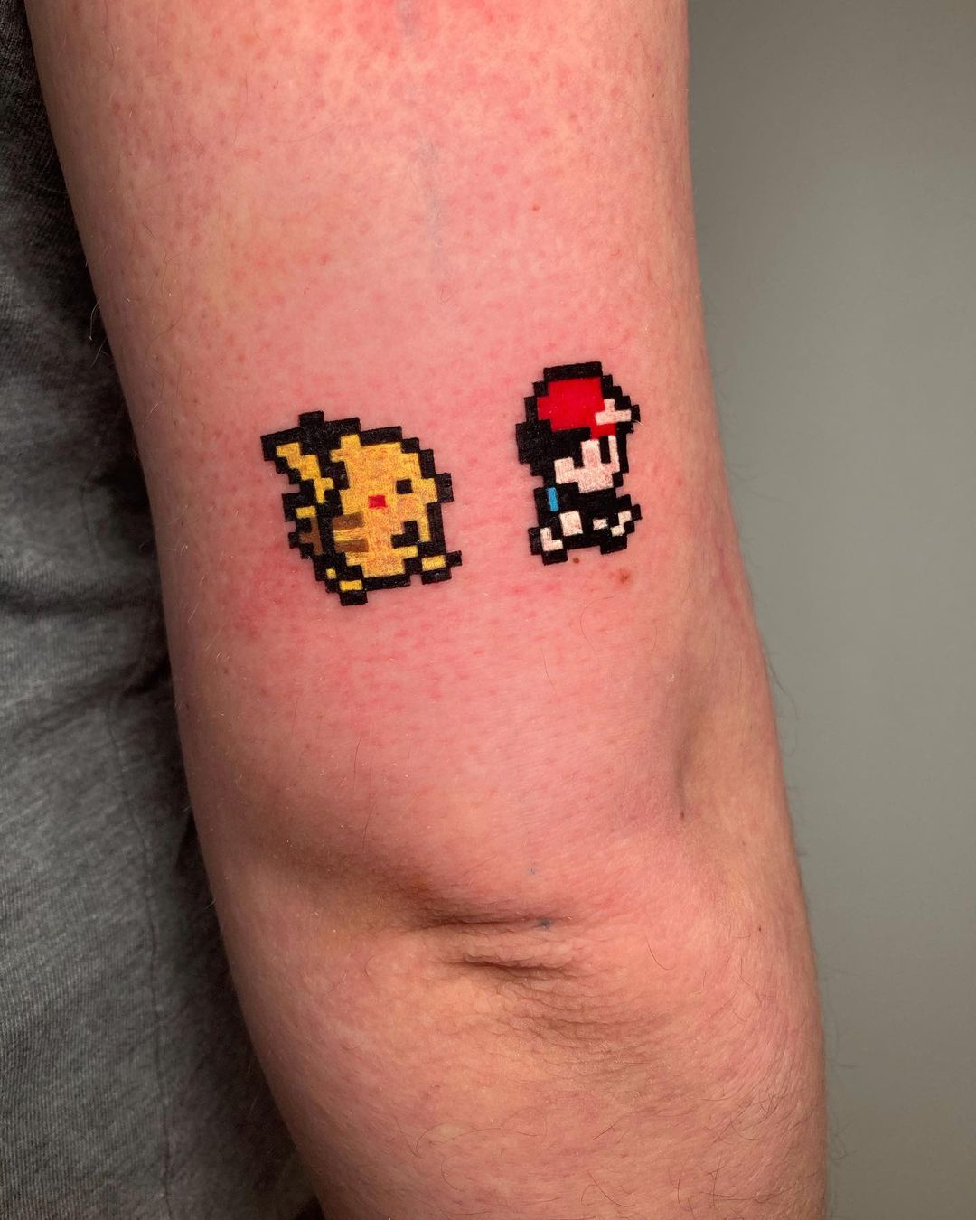 Iconische minimalistische Pokemon Tattoo