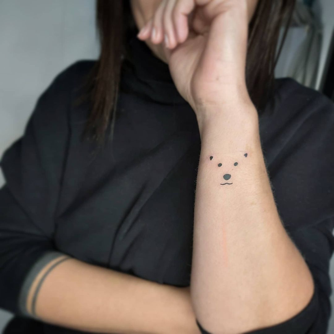 Kleine minimalistische ijsbeer tattoo