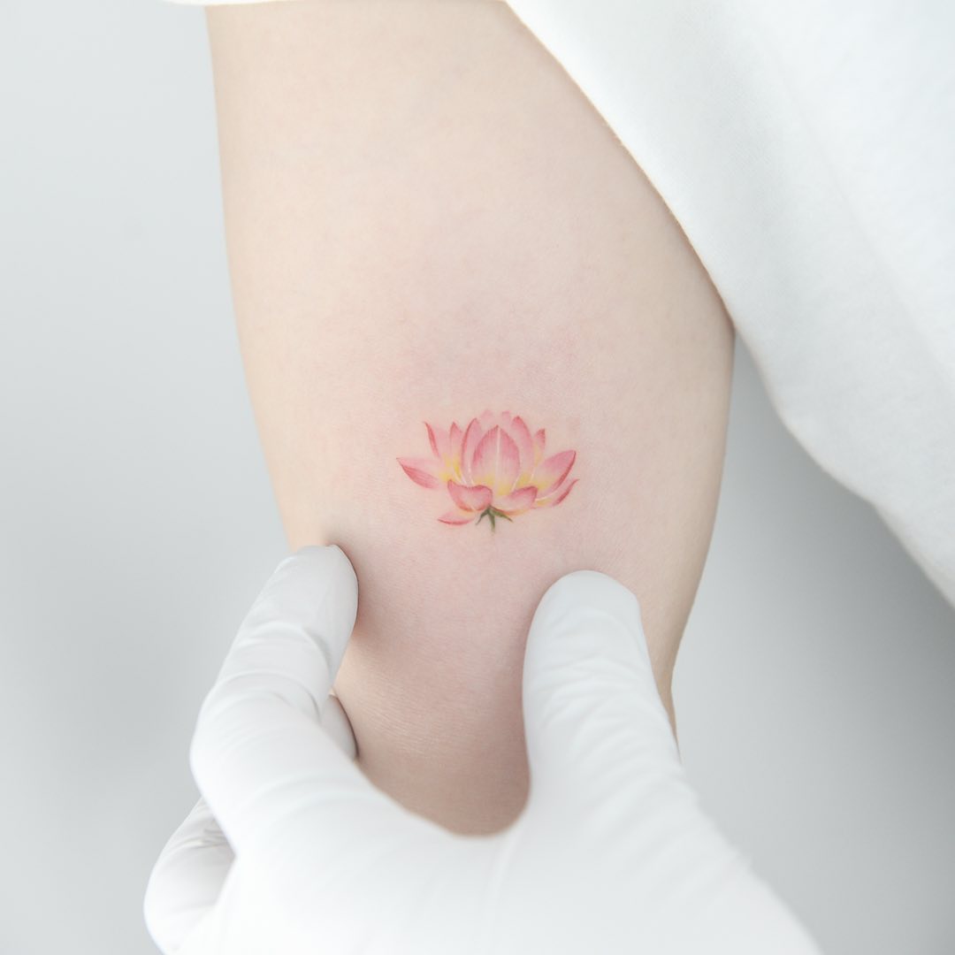 Spirituele Minimalistische Lotus Tattoo