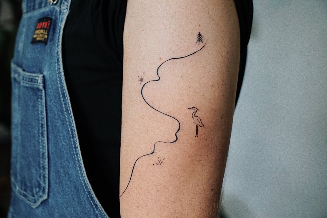 Minimalistische Stromende Rivier Tattoo