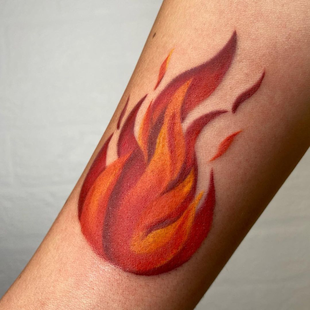 Minimalistische Burning Fire Tattoo