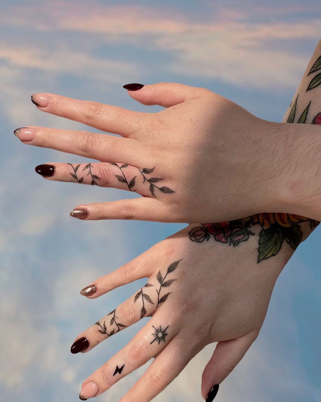 Bladeren Tattoo op Ring Fingers