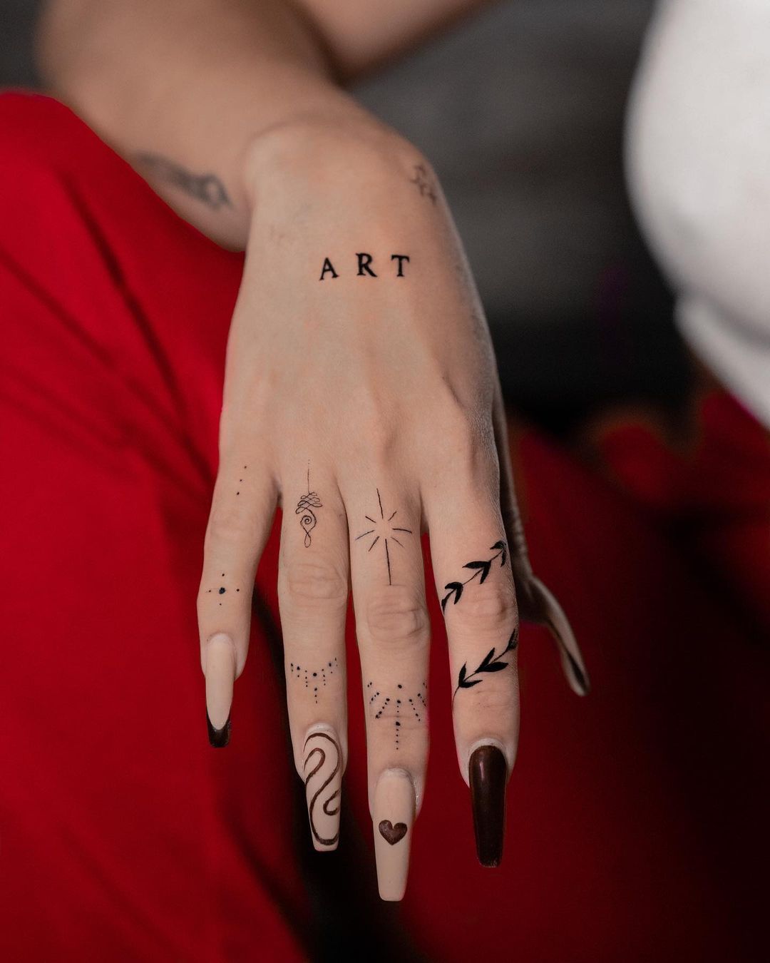 Abstracte vinger tattoo op elke vinger