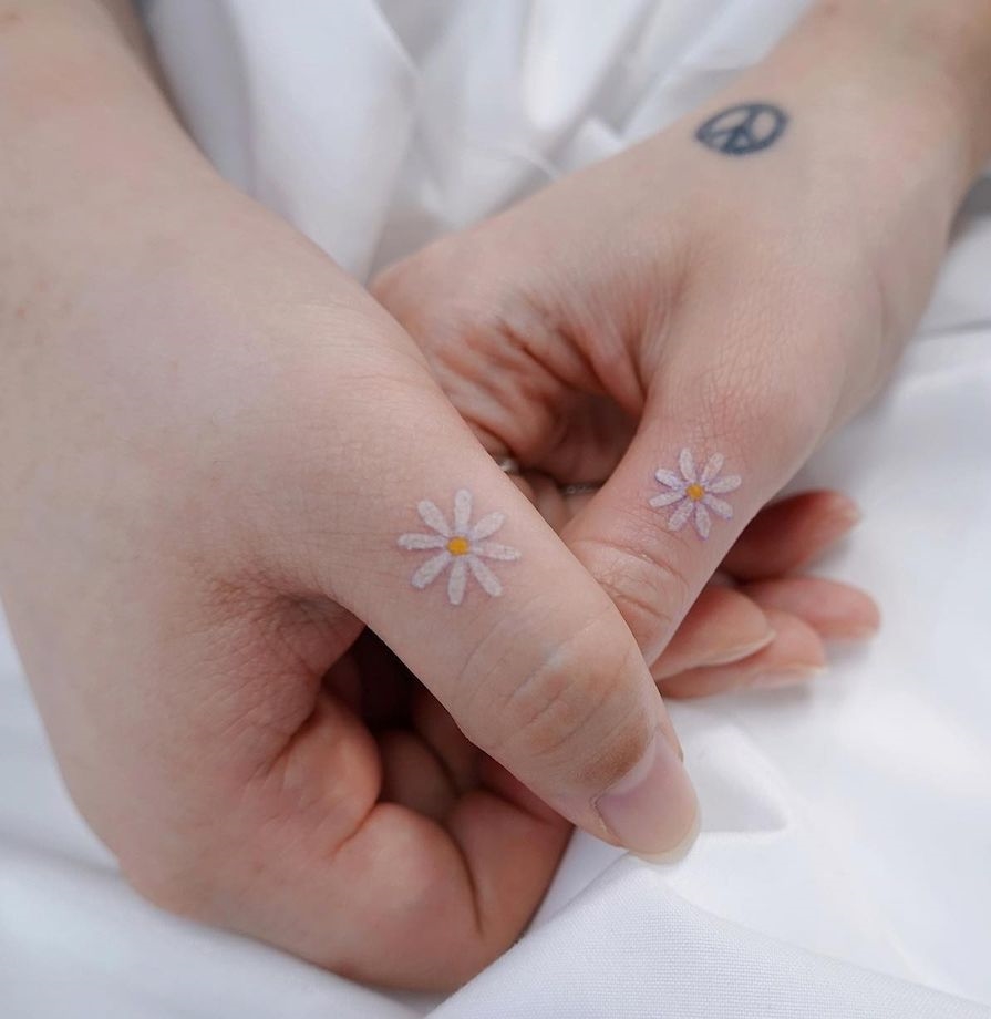 Tiny Daisy Matching Tattoos op Duimen