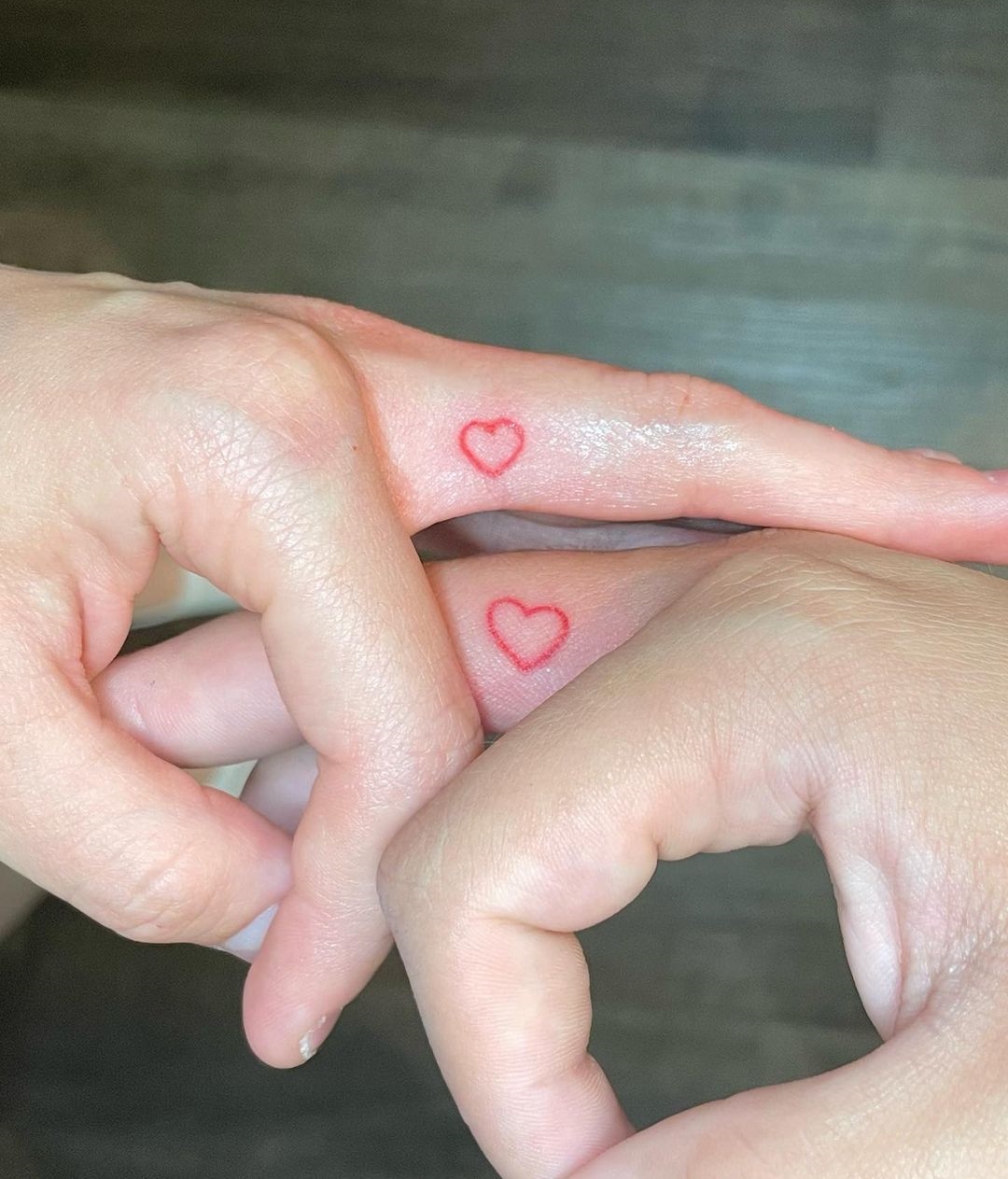 Tiny Red Heart Tatoeages op middelvingers