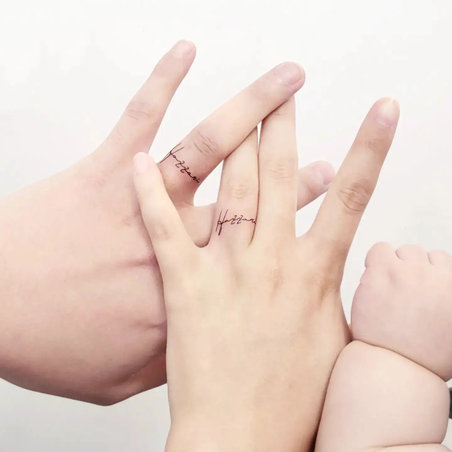 Letter Ring Tattoos op Ring Fingers