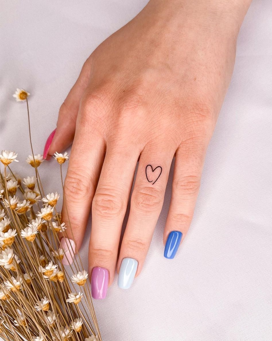 Tiny Heart Tattoo op ringvinger