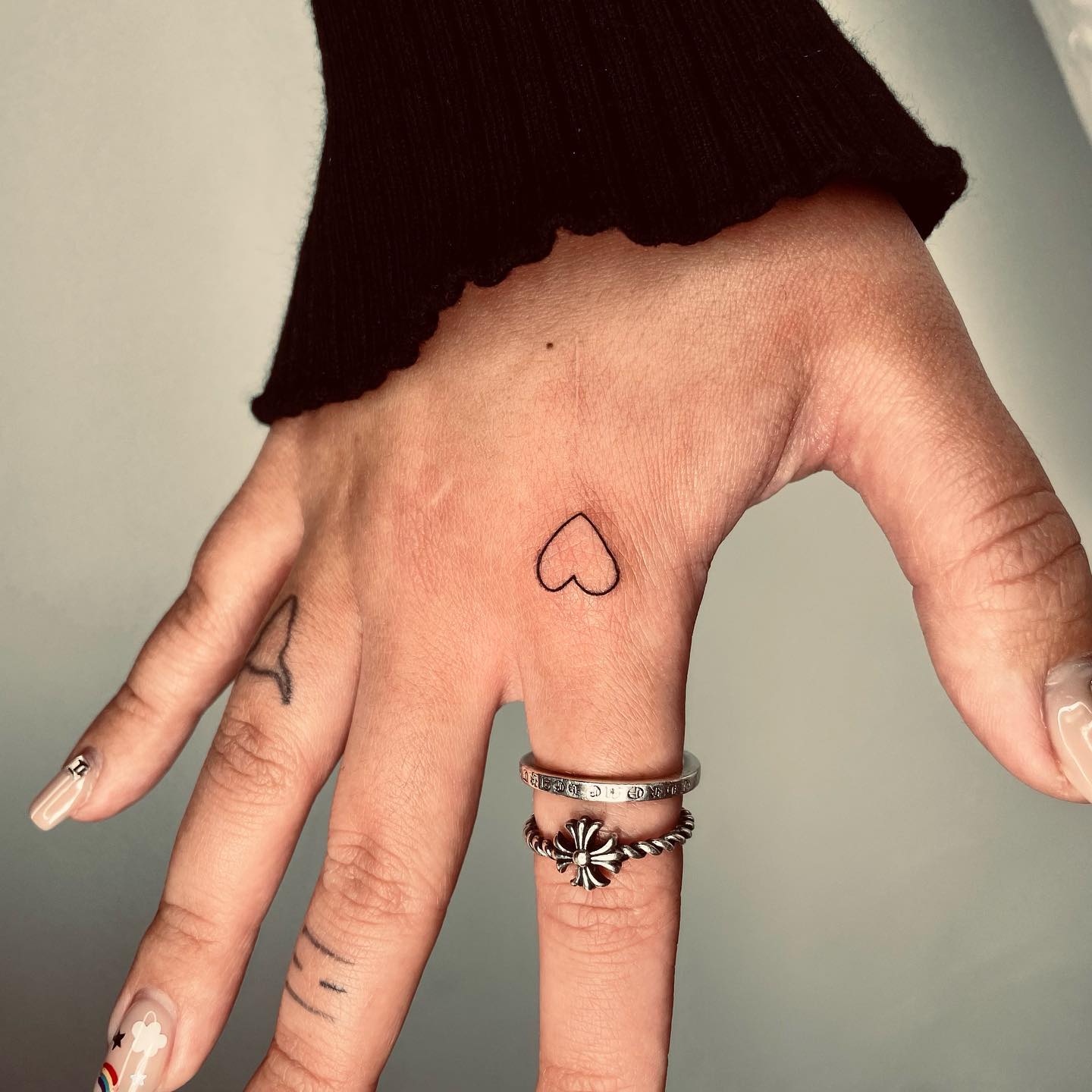 Tiny Heart Tattoo op wijsvinger