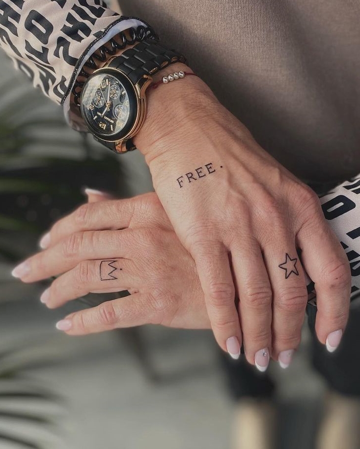 Kroon Tattoo op Ring Finger voor vrouwen