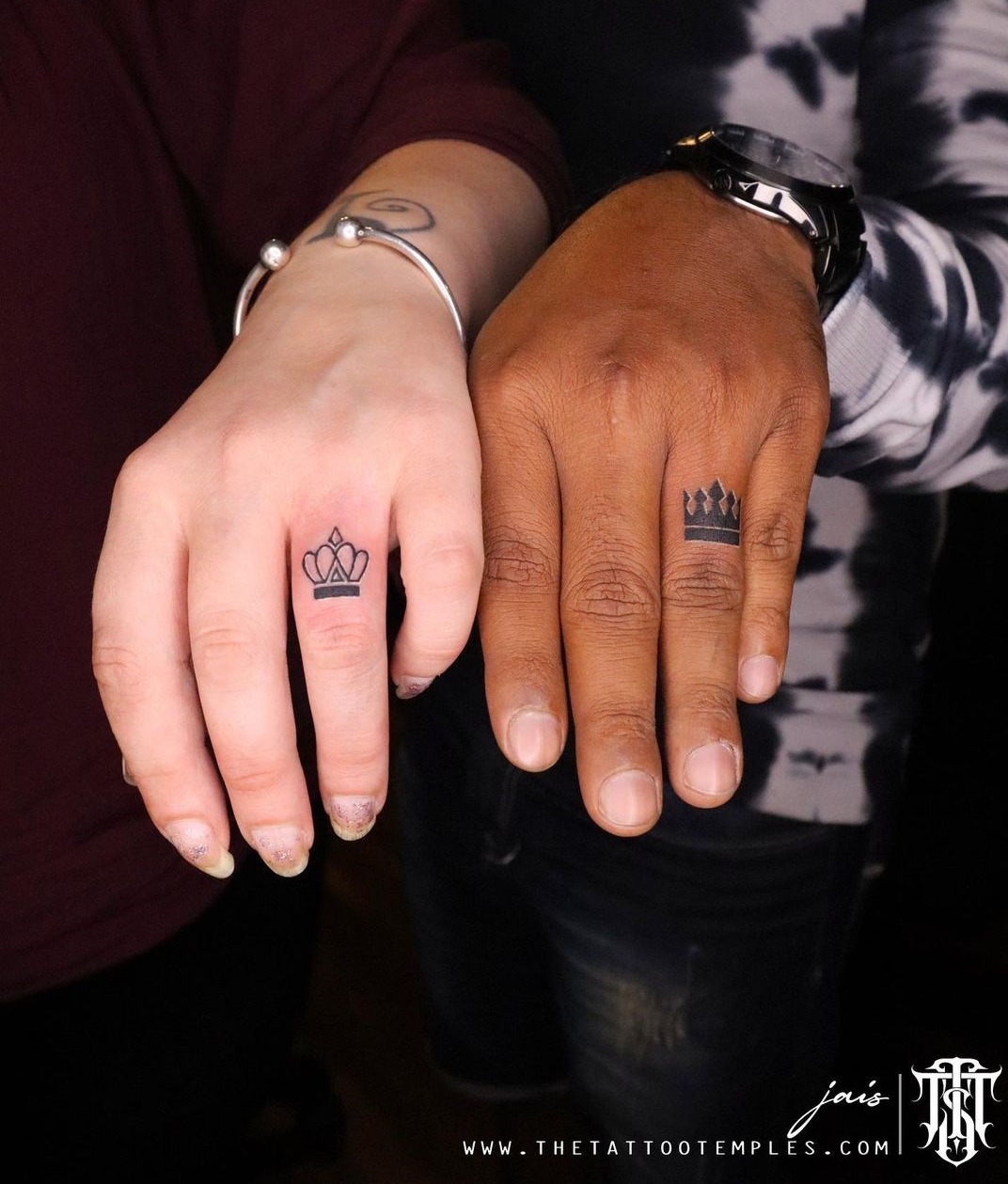 Crown Tattoos op Ring Fingers