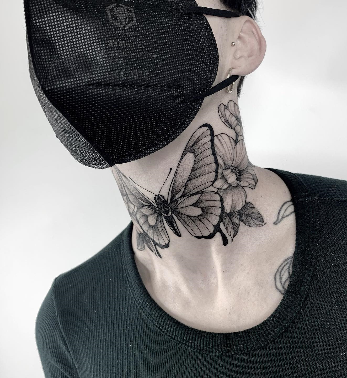 Front Neck Butterfly Tattoo voor mannen