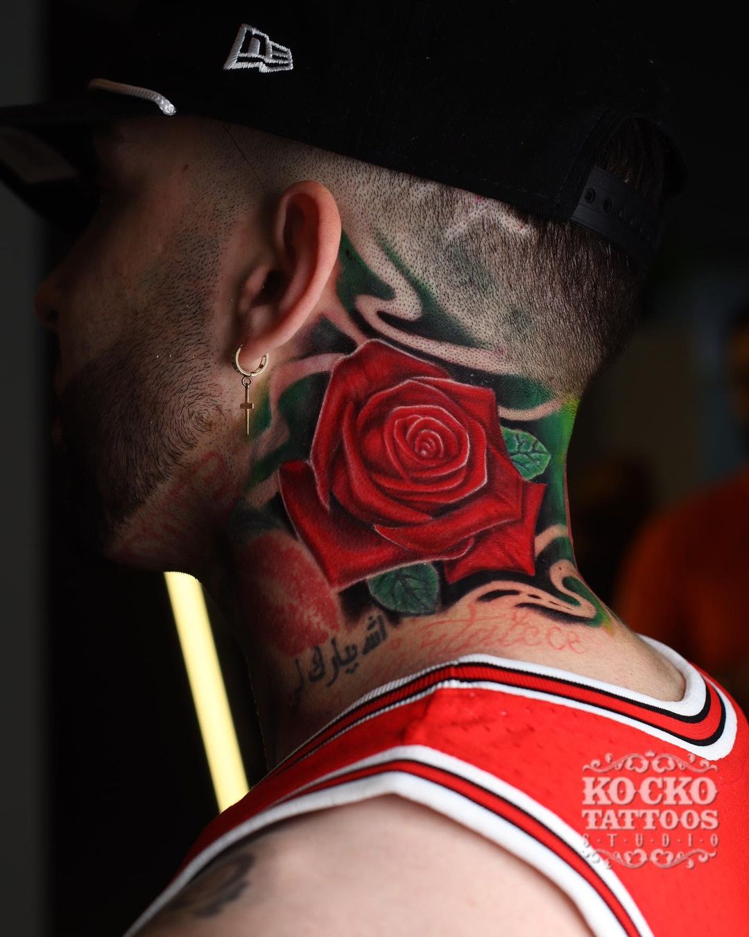 Side Neck Gekleurde Rose Tattoo voor mannen