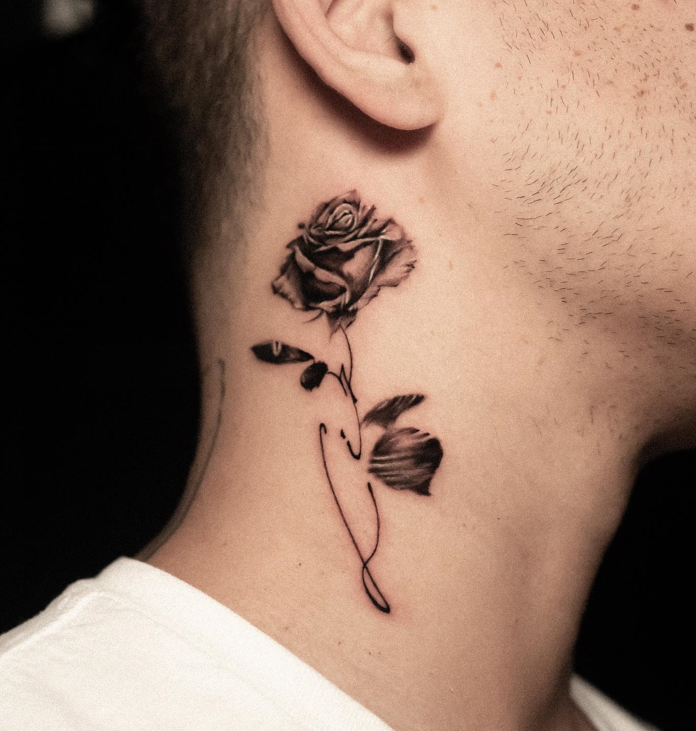 Zijhals Zwart-Witte Rose Tattoo