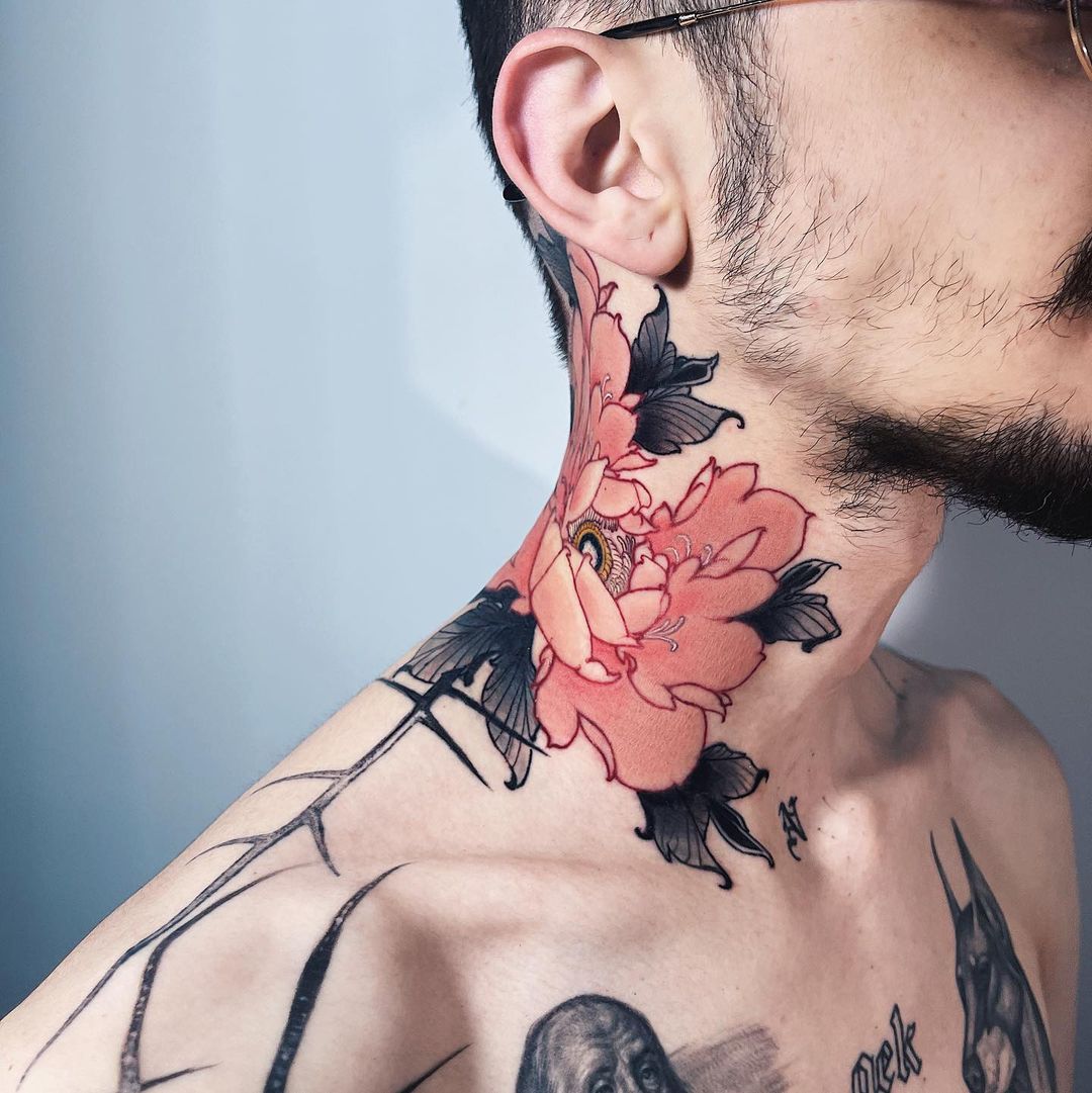 Zijhals zwart en rood bloemen tattoo voor mannen