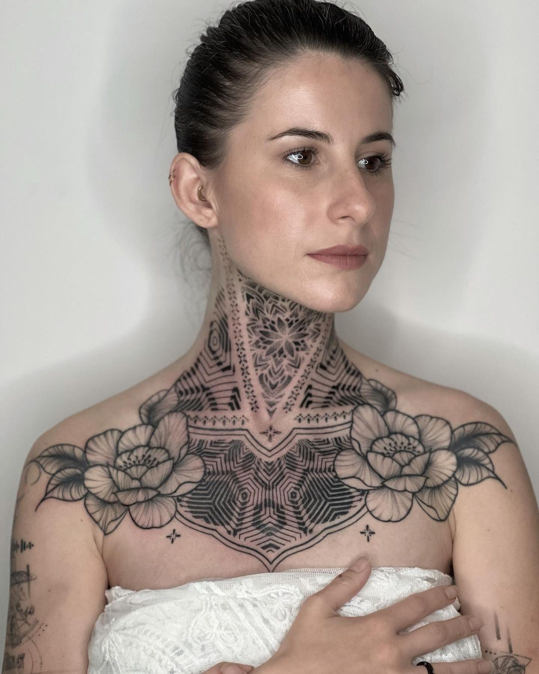 Volledige nek en borst abstracte tatoeage voor vrouwen