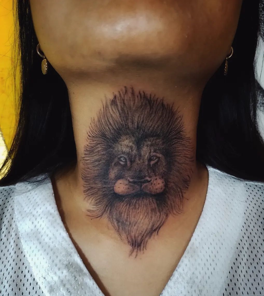 Front Neck Lion Head Tattoo voor vrouwen