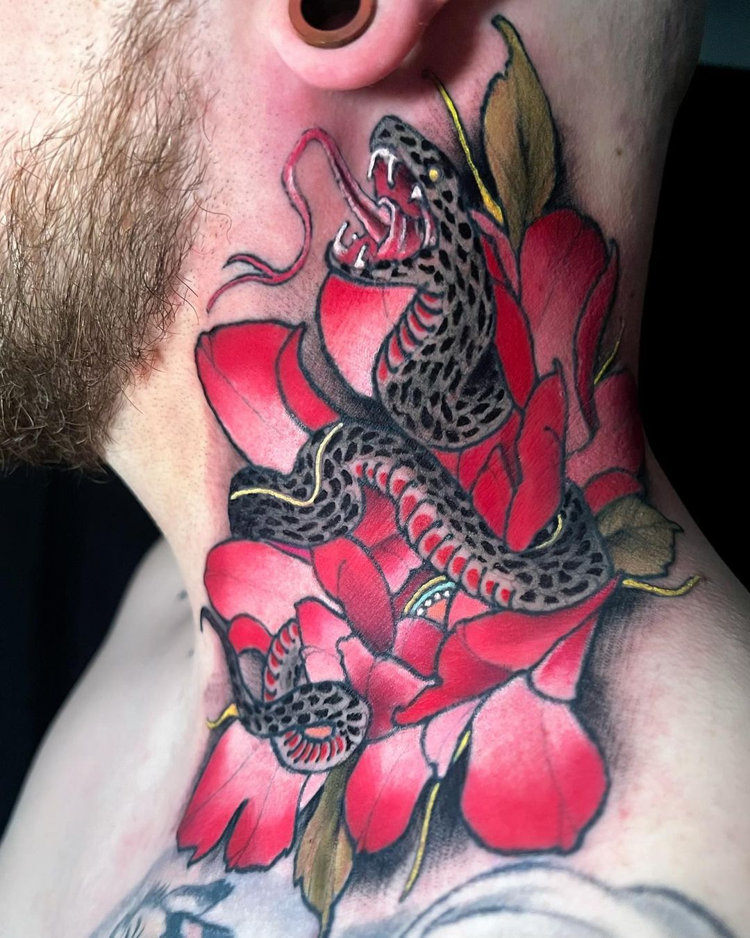 Side Neck Gekleurde Snake Tattoo voor mannen