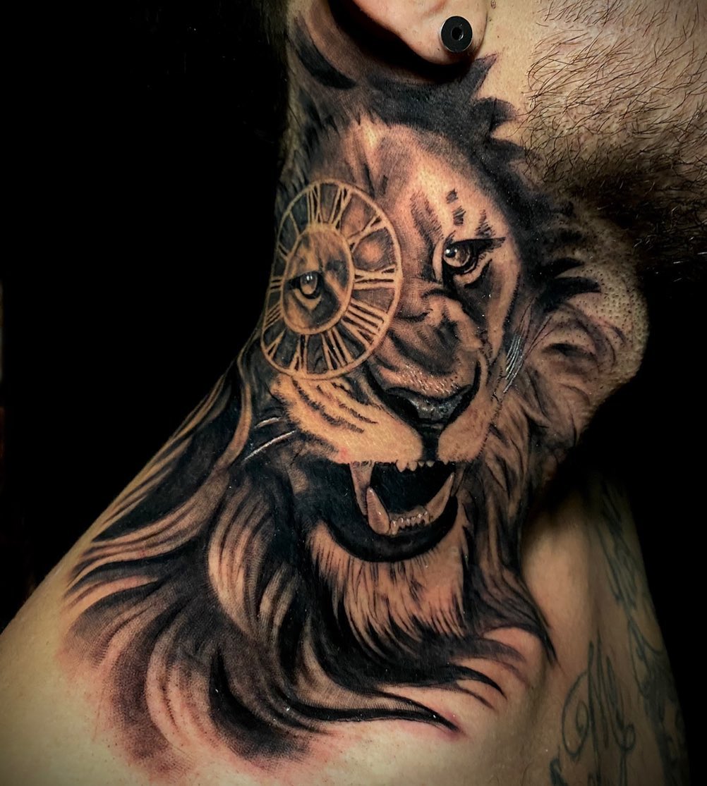 Lion Head Tattoo op nekzijde voor mannen