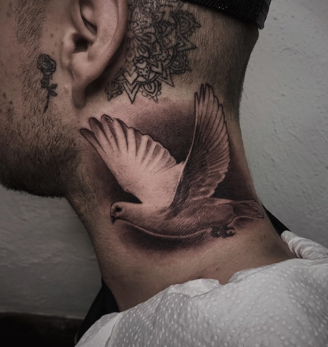 Zwart-witte Dove Tattoo op de rug en zijkant van de nek