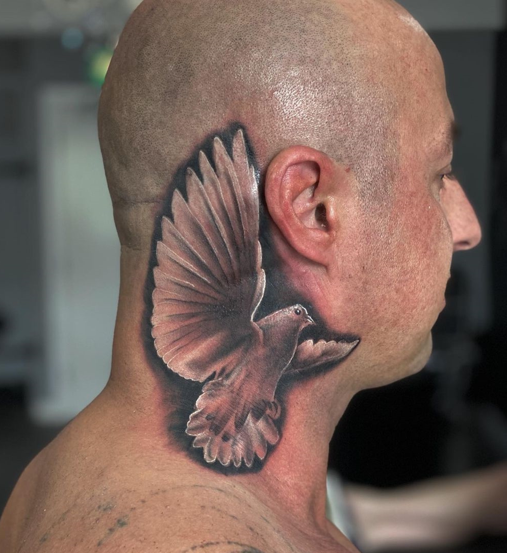 Side Neck Dove Zwart-Wit Tattoo voor mannen