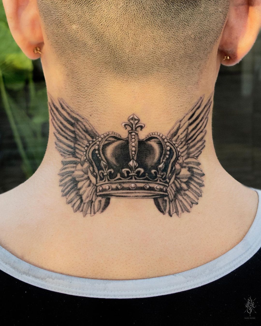 Kroon en vleugels Tattoo op de achterkant van de nek voor mannen