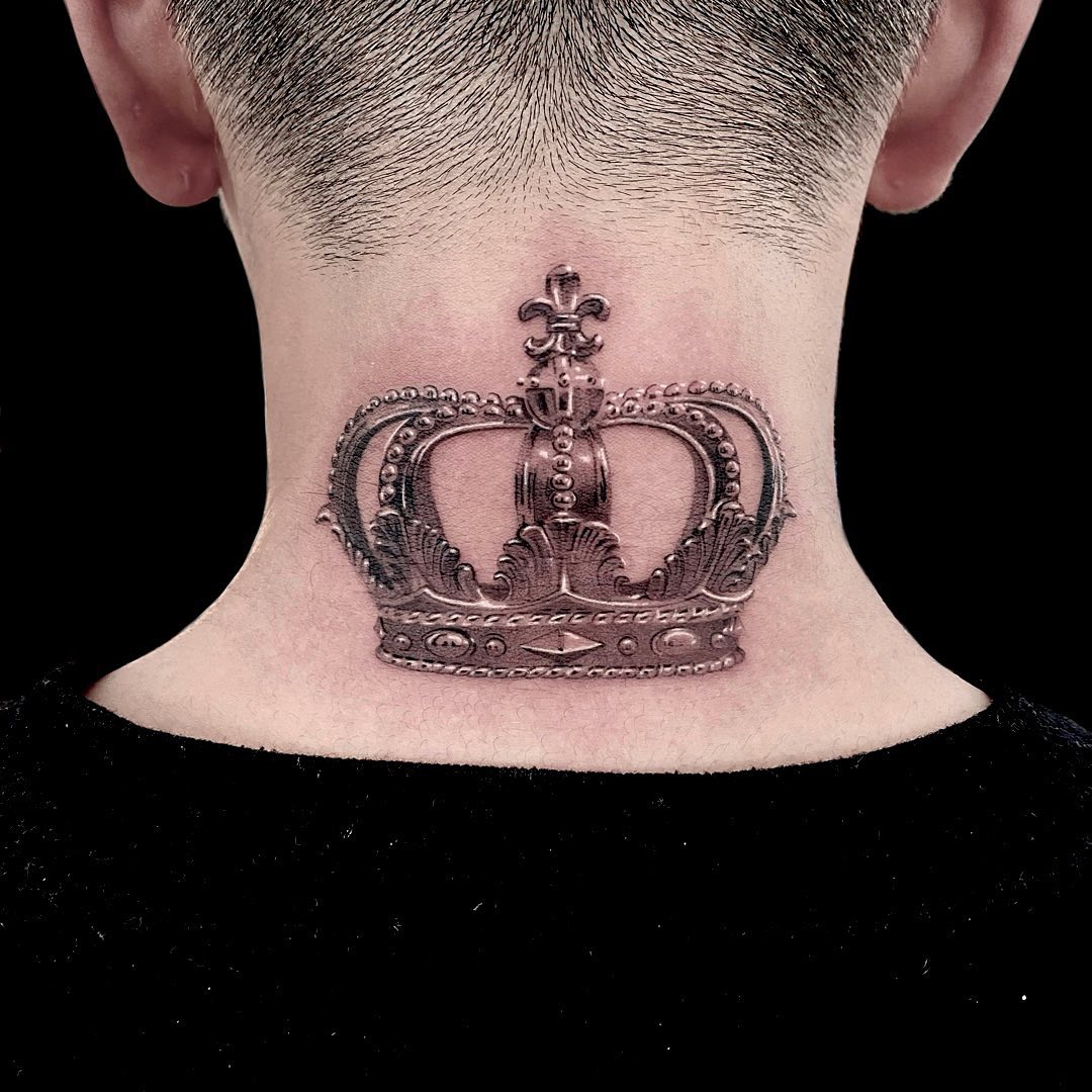 3D Crown Tattoo op de achterkant van de nek voor mannen