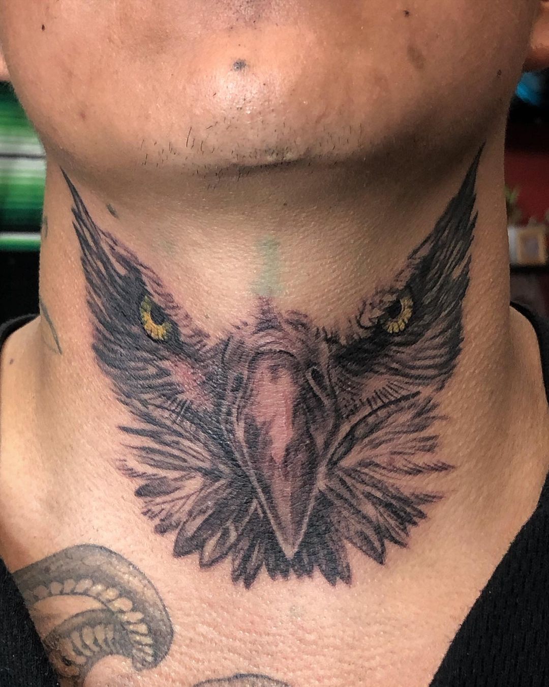 Front Neck Eagle Head Tattoo voor mannen