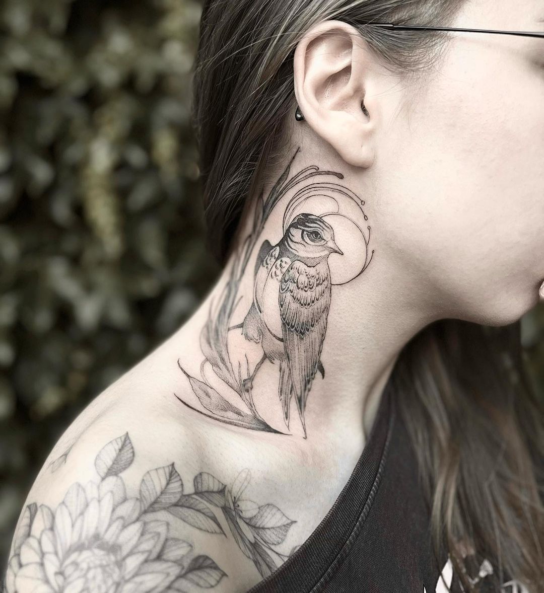 Side Neck Bird Tattoo voor vrouwen