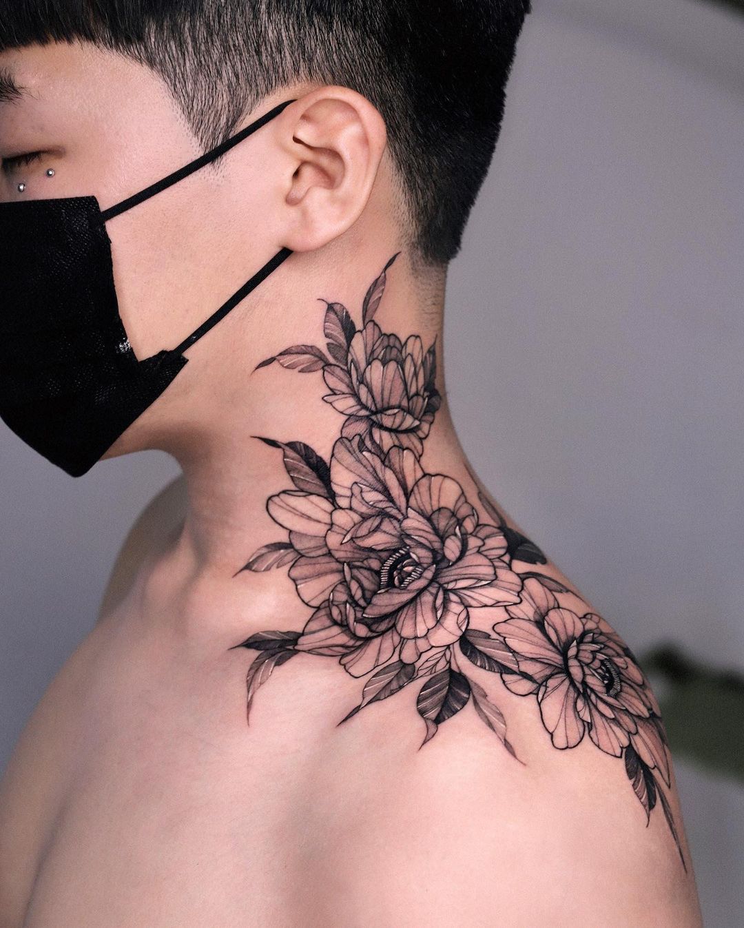 Zijhals en schouder bloemen tattoo voor mannen