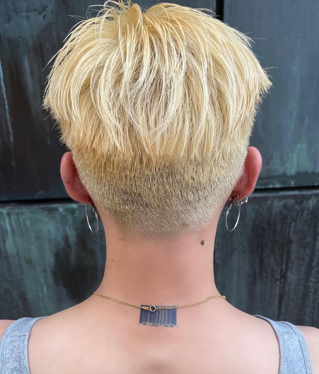 Back Neck Barcode Tattoo voor vrouwen