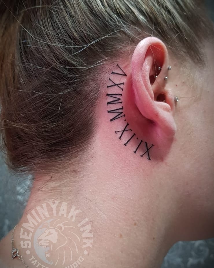 Romeinse cijfers Tattoo Achter Oor voor Vrouwen