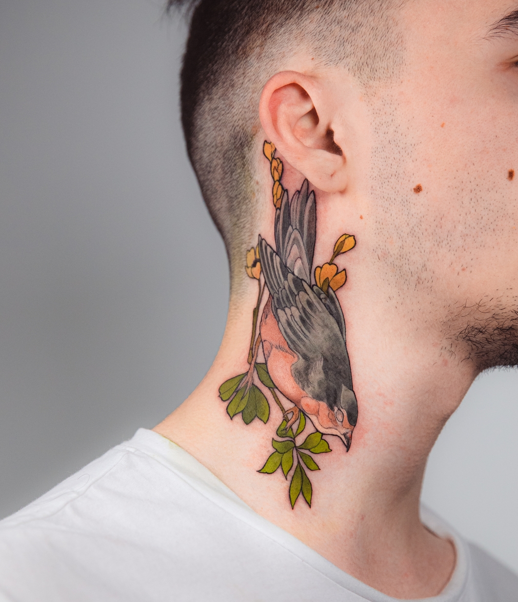 Side Neck Gekleurde Vogel Tattoo voor mannen