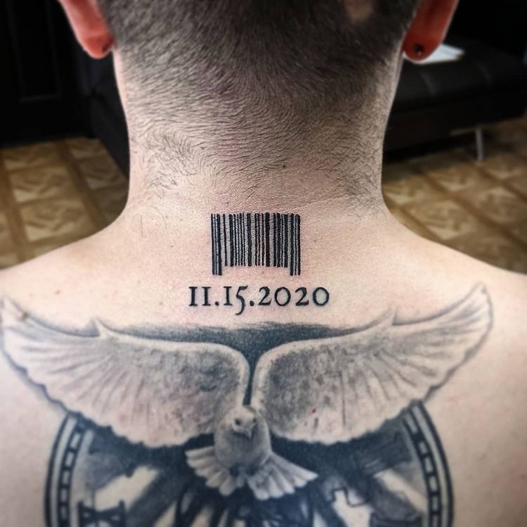 Back Neck Barcode Tattoo met datum voor mannen