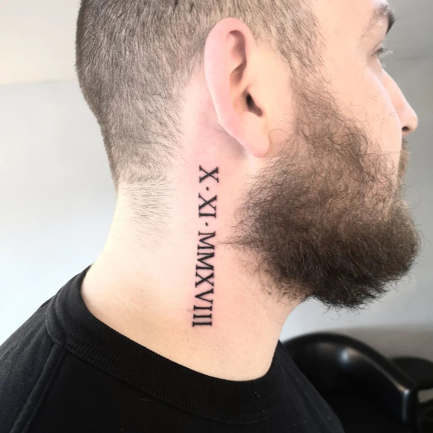 Side Neck Romeinse cijfers Tattoo voor mannen