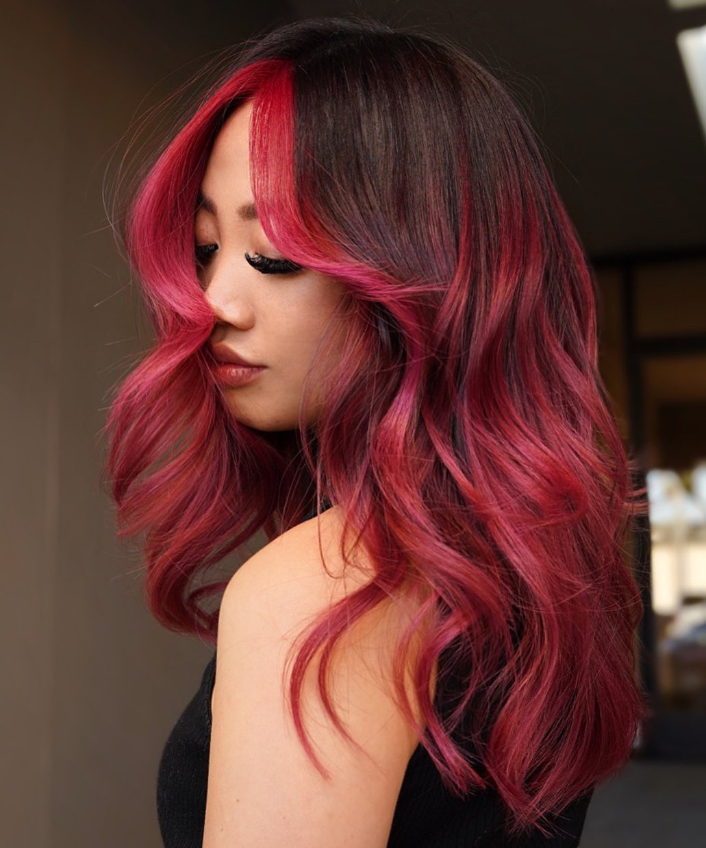 Roze Money Piece Highlights op Bordeaux haar